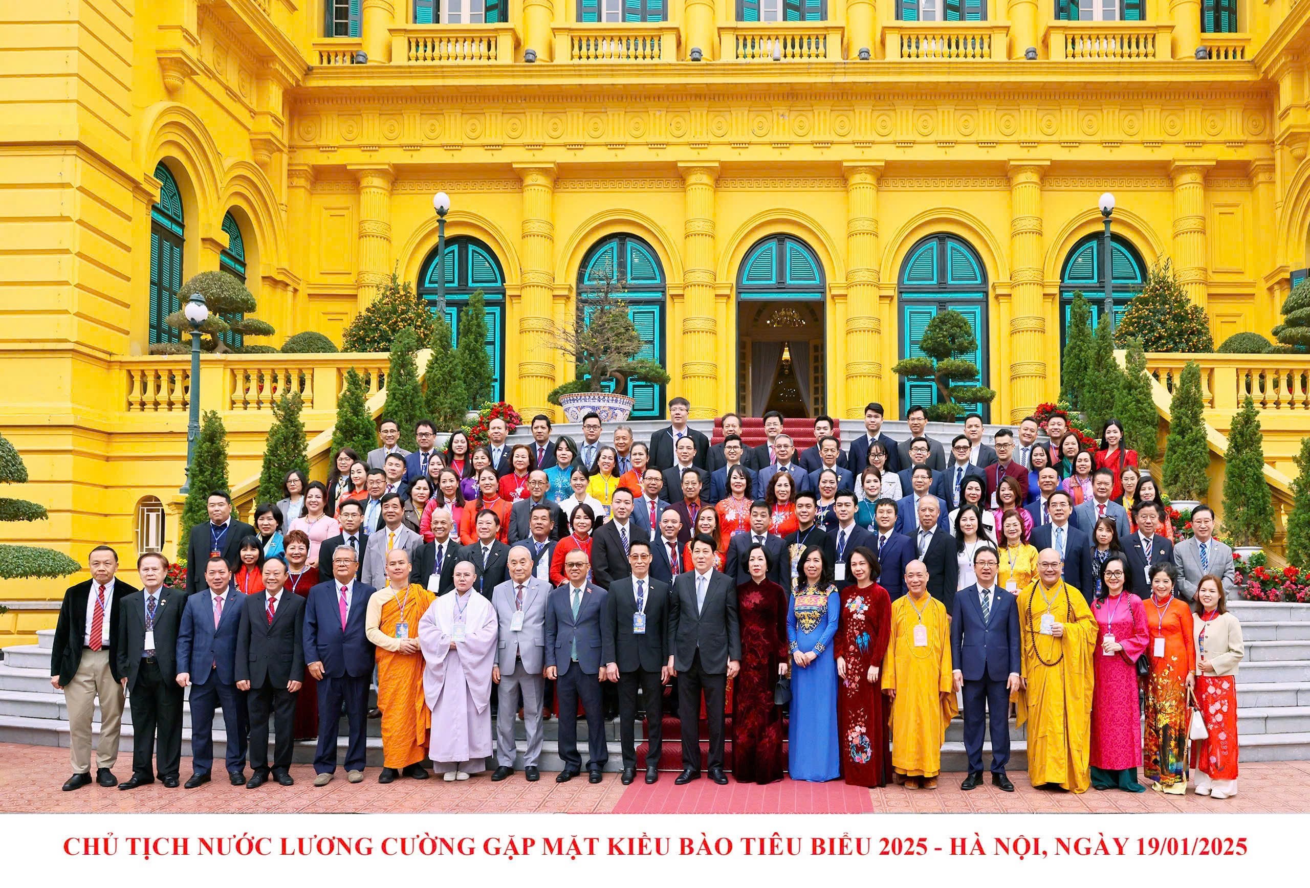 阮氏兰博士与越南国家主席和夫人、越南国家高级领导、典范越侨在越南主席府合影