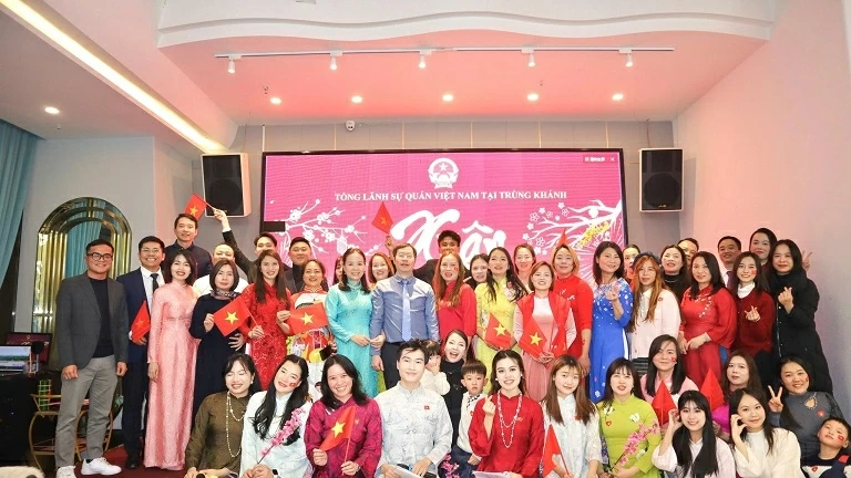 活动在温馨的氛围中举行，海外越南人之间充满了分享的精神。