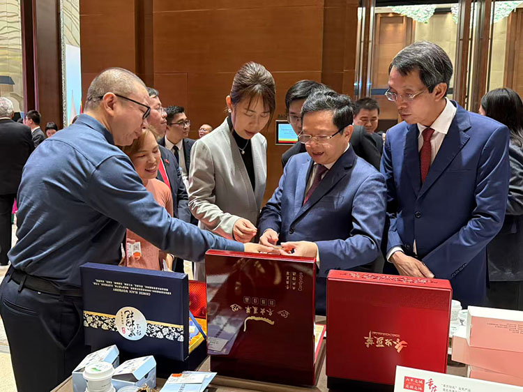 越南中央战略政策部阮德显副部长查看越侨企业展示的冬虫夏草