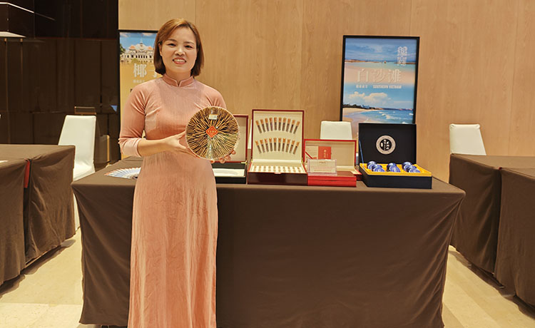 川渝越南同乡会会阮氏兰博士携产品出席越南驻重庆总领事馆开馆仪式