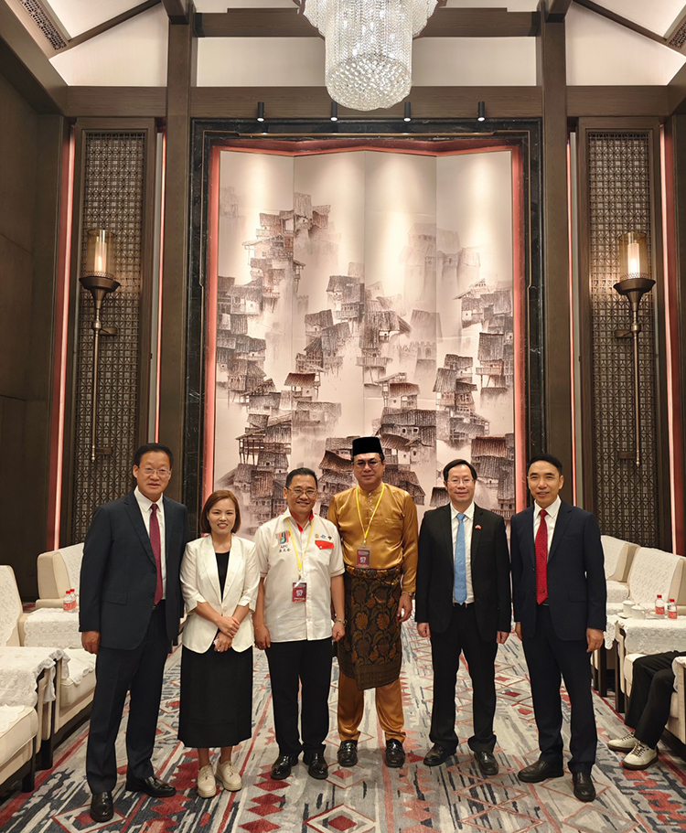 越南-中国企业商会、川渝越南同乡会会长阮氏兰博士与重庆沙坪区人大主任赖明才、重庆沙坪区政协主席杨邦维、越南驻重庆总领事馆裴原龙总领事等东盟各国驻重庆代表