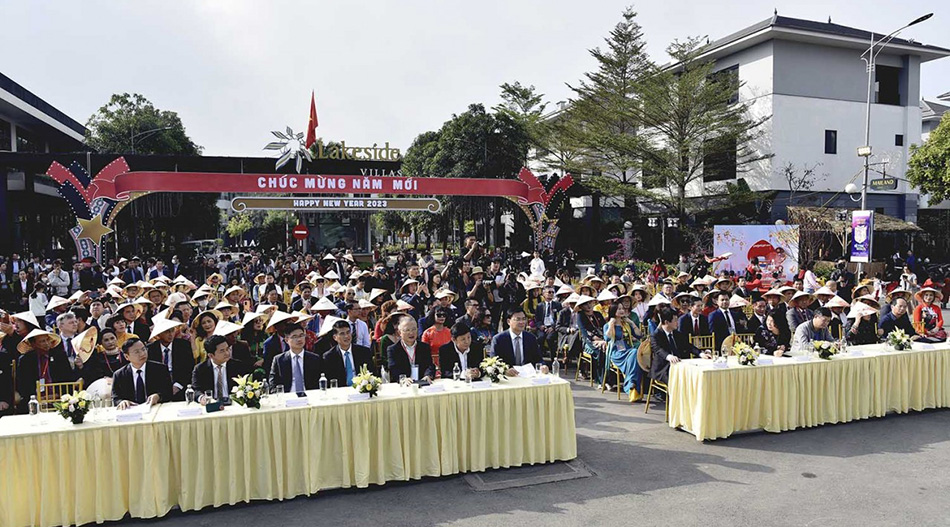 侨胞代表团参加2023年春节博览会和逛2023年河内花街