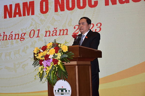 国会常务副主席陈清敏在关于海外越南人政策法规的座谈会上致辞