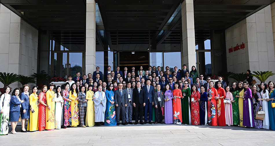 国会常务副主席陈清敏与越南侨胞在国会大厦前合影（同乡会会长位于第一排右七，粉色奥黛）