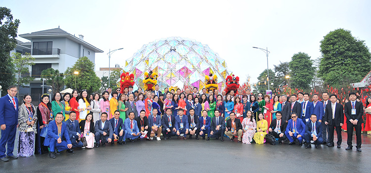 越南具有影响力的100位越南企业家及越侨集体合影（一）（阮氏兰会长位于第一排左三）