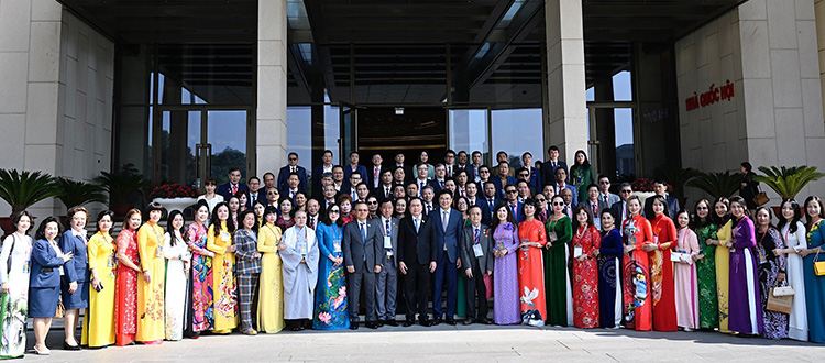 越南具有影响力的100位越南企业家及越侨集体合影（二）（阮氏兰会长位于第一排右七）