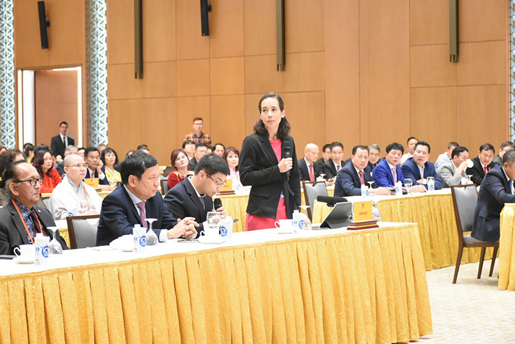 全球疫苗和免疫联盟（GAVI）方案主任奥雷利亚·阮女士，前COVAX执行主任，在会上发言。