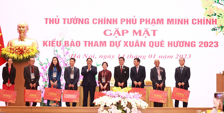 总理向侨胞代表团代表赠送礼物