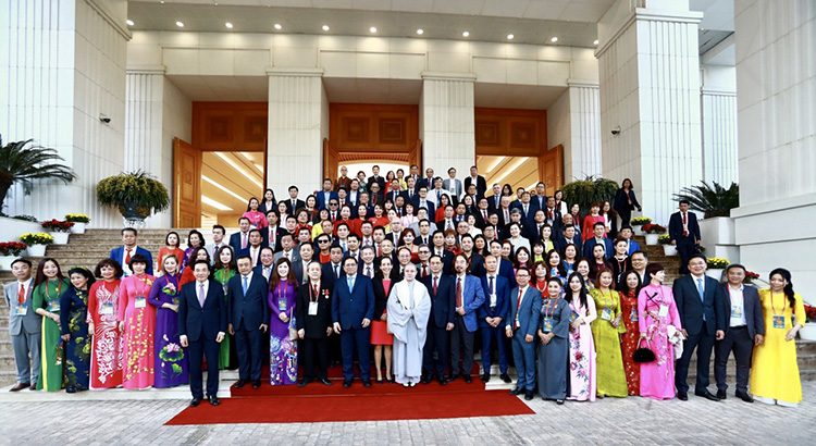 总理与侨胞合影留念（川渝越南同乡会会长-第三排左二）