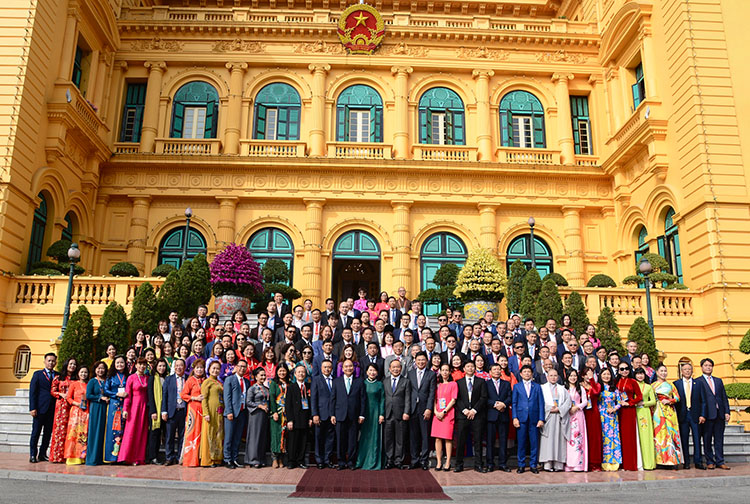 越南国家主席阮春福（Nguyễn Xuân Phúc）-在2023年"家乡之春"会见典范的海外越南企业代表团（会长阮氏兰博士位于第一排左三）