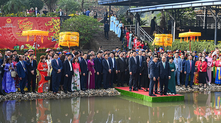 越南国家主席阮春福（Nguyễn Xuân Phúc）-在2023年"家乡之春"与典范的海外越南企业代表团一起在升龙皇城放鲤鱼祈福（会长阮氏兰博士位于右五，口罩女士后）