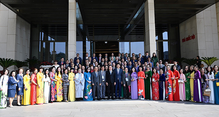 国会副主席陈青文（Trần Thanh Mẫn）、越南外交部副部长范光效（Phạm Quang Hiệu）-与2023年祖国之春旅侨越南代表团合影（会长阮氏兰博士位于第一排右七）